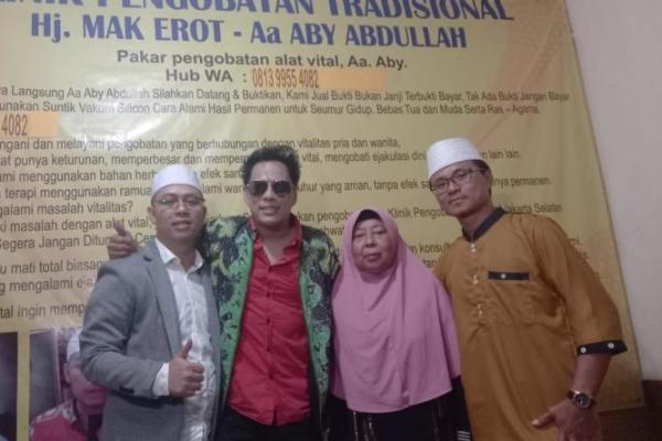 Presenter Joe Richard penasaran untuk melihat langsung praktek Mak Erot di Radio Dalam.