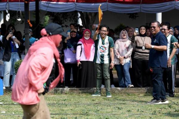 Gus Halim ini berpesan kepada seluruh kontingan masing-masing unit kerja eselon 1 untuk suportif dan ambisius dalam merebut juara umum.