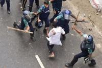 Polisi Lepas Peluru dan Gas Air Mata Bubarkan Pendemo di Dhaka