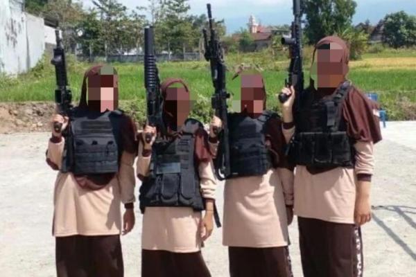 Viral foto para santriwati foto dengan gunakan senjata laras panjang bak pejuang militer.
