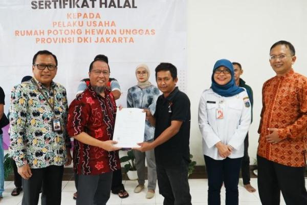 Kewajiban terhadap penerapan sertifikat halal direspon sangat positif oleh berbagai pihak, dan kini 13 Rumah Potong Hewan dan Unggas (RPHU) yang dikelola oleh Dinas KPKP Pemda DKI Jakarta mendapat Sertifikat Halal.