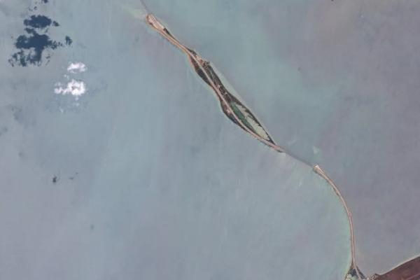 kapal yang dibatasi itu yakni kapal permukaan dan bawah air, serta pesawat terbang.