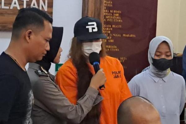 Artis sekaligus model Karenina Maria Anderson (40) menyampaikan permintaan maaf atas kasus narkoba yang menjeratnya