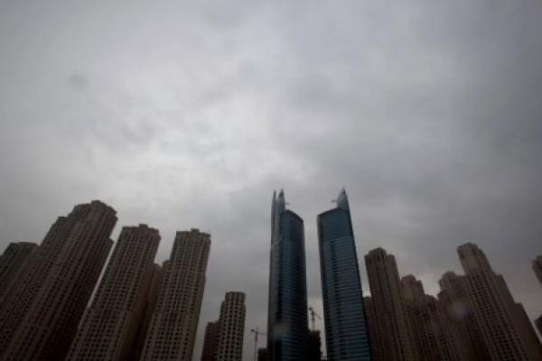 Angin kencang, hujan deras, dan badai pasir melanda beberapa bagian Uni Emirat Arab (UEA) pada Sabtu (5/8). 