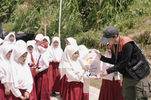 Golden Future Indonesia Bagikan Ratusan Paket Seragam Sekolah