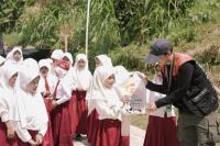 Golden Future Indonesia Bagikan Ratusan Paket Seragam Sekolah