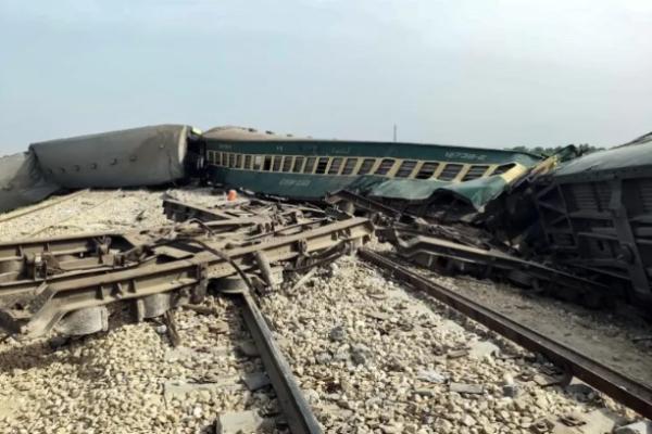 Sedikitnya 28 orang tewas setelah sebuah kereta api yang melakukan perjalanan dari kota pelabuhan Karachi di Pakistan selatan ke Abbottabad tergelincir di kota Nawabshah di provinsi Sindh.