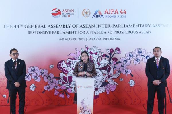 Pada kesempatan ini di forum AIPA ini kami juga berharap semuanya dari negara-negara ASEAN yang hadir pada kesempatan ini, 9 ketua DPR bisa juga mendorong terkait dengan bagaimana Myanmar segera menyelesaikan permasalahan yang ada di negaranya dengan damai sesuai dengan kesepakatan ASEAN yang sudah disepakati.