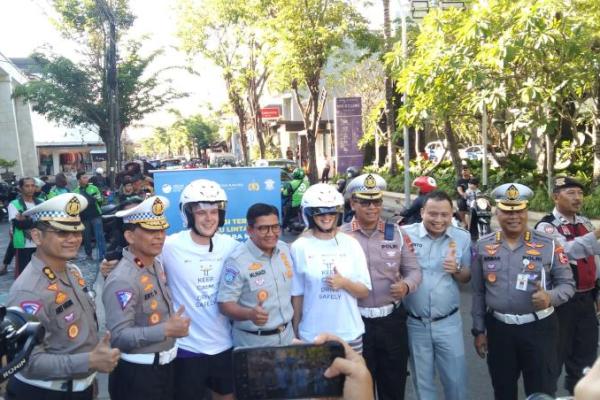 Dalam peraturan tersebut dijelaskan wisman harus berpergian jalan menggunakan mobil-mobil dari travel agent.
