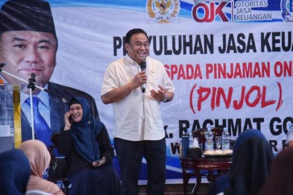 Hal itu Gobel sampaikan saat kegiatan bertajuk Penyuluhan Jasa Keuangan Waspada Pinjaman Online yang diadakan OJK dan Yayasan Cahaya Rakyat Gorontalo.