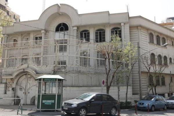 Kedutaan Arab Saudi di Teheran telah kembali beroperasi, menyusul mencairnya hubungan tujuh tahun setelah misi ditutup.