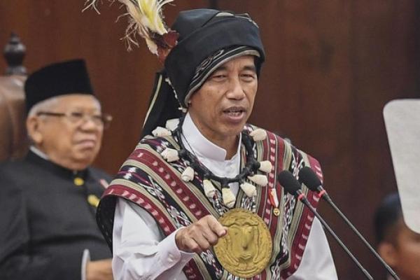 Presiden Jokowi lantas membantah berbagai isu terkait dengannya yang ingin merebut posisi Ketua Umum Partai Golkar maupun Ketua Umum PDI Perjuangan