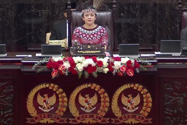 Ketua DPR RI Puan Maharani menghadiri Sidang Tahunan MPR dengan mengenakan pakaian adat Dayak, Kalimatan Barat. Kain yang dipakai Puan tersebut merupakan salah satu motif yang dianggap sakral oleh masyarakat Dayak