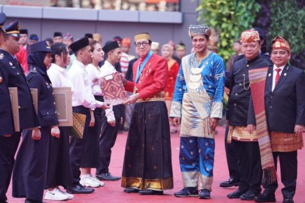 Yasonna menyerahkan remisi secara simbolik kepada empat perwakilan warga binaan yang berasal dari Lapas Kelas IIA Salemba dan Lapas Perempuan Kelas IIA Jakarta.