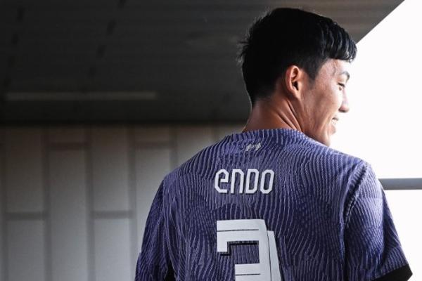 Gelandang elegan asal Jepang Wataru Endo siap membendung lini serang Manchester City di Stadion Anfield, Liverpool, Minggu malam WIB.