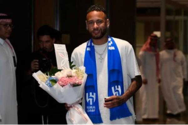  Rekrutan bintang baru Al Hilal, Neymar, mendarat di ibu kota Arab Saudi, Riyadh, Jumat malam.