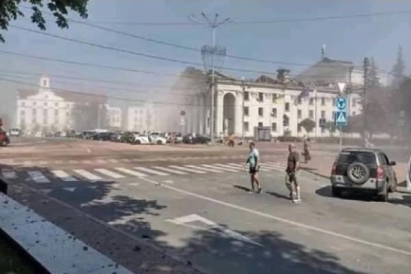Tujuh orang termasuk seorang anak berusia 6 tahun tewas dan 90 lainnya luka-luka ketika rudal Rusia menghantam alun-alun di kota Chernihiv, Ukraina utara.