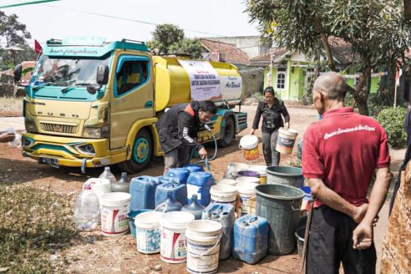Golden Future Indonesia (GFI) mengirim ratusan ribu liter air bersih, untuk ratusan warga yang terdampak kekeringan akibat El Nino