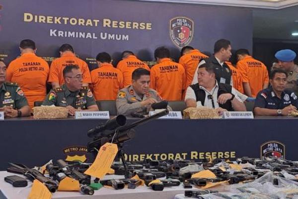 Polda Metro Jaya bersama dengan Puspom TNI Angkatan Darat mengungkap kasus peredaran senjata api ilegal
