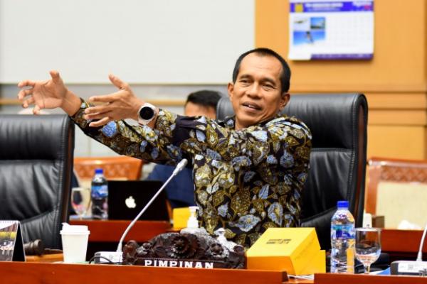 Jadi di Undang-Undang PDP (Perlindungan Data Pribadi) itu amanatnya kita enggak mau tahu itu dicolong oleh siapa, itu bagian berikutnya, tapi bahwa sampai kecolongan ini harus tanggung jawab ini KPU.