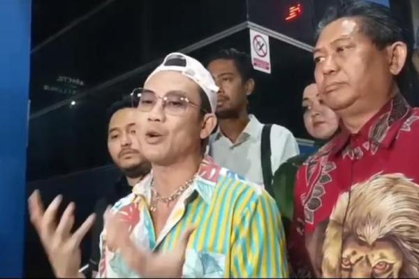 Aktor Denny Sumargo membuat laporan polisi atas dugaan pencemaran nama baik terhadap DJ Verny Hasan