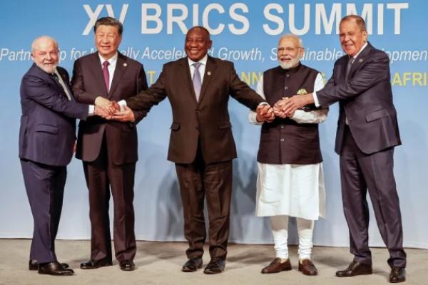 Blok negara-negara berkembang BRICS pada Kamis (24/8) sepakat untuk menerima Arab Saudi, Iran, Ethiopia, Mesir, Argentina, dan Uni Emirat Arab (UEA).
