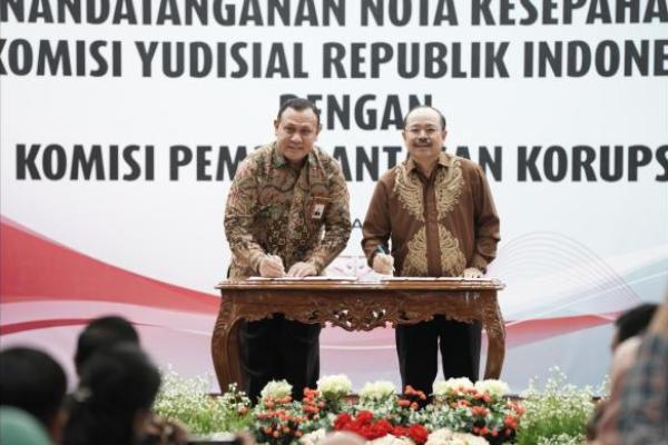 Kerja sama yang dijalin antara KPK dan KY merupakan langkah strategi dalam memberantas korupsi di Indonesia.