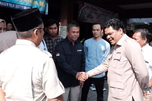 Puluhan anggota Papera yang merupakan organisasi sayap Partai Gerindra berkunjung ke Pasar Kota Sragen Sukowati, Kabupaten Sragen, Jawa Tengah, Kamis (24/8).