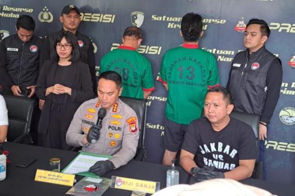 Pesulap Oge Arthemus dan rekannya diamankan, terdapat 5 pot ganja dalam bentuk tanaman