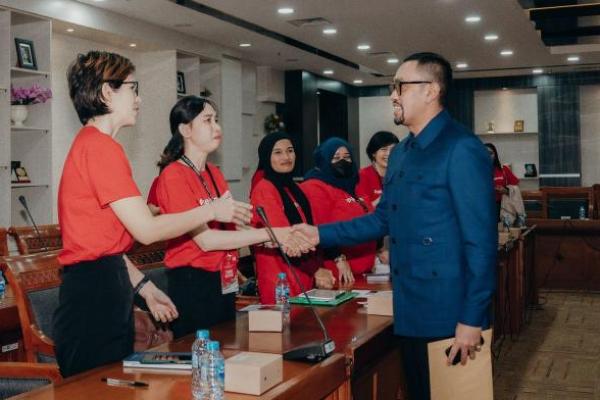 Wakil Ketua Komisi III DPR RI Ahmad Sahroni menerima perwakilan dari Perkumpulan Pejuang Anak Indonesia (PPAI) terkait pengaduan para orang tua yang dipisahkan dari anak-anaknya.