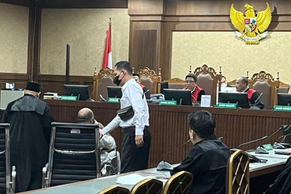 Mendengar hal itu, jaksa KPK pun melayangkan protes. Ketua Majelis Hakim Rianto Adam Pontoh pun mengambil alih jalannya sidang.