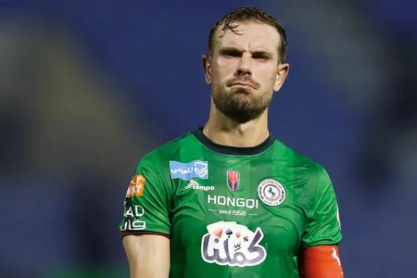 Keputusan Henderson meninggalkan Al-Ettifaq untuk berlabuh ke Ajax, dinilai sebagai salah satu penyebab sang pemain gagal dipanggil ke tim nasional.