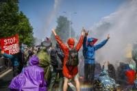 Ribuan AKtivis Iklim Belanda Disemprot Meriam Air