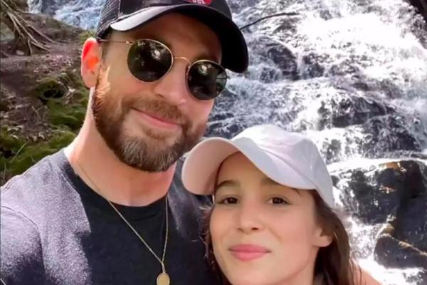 Chris Evans (42) dan Alba Baptista (26), mengundang keluarga dan teman terdekat mereka untuk menyaksikan upacara “indah” tersebut.