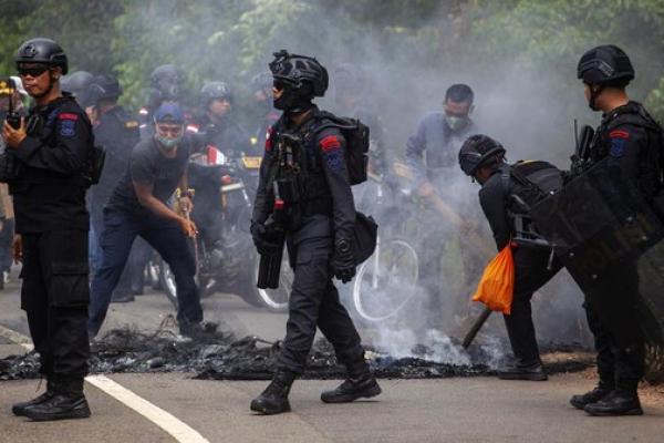 Dalam melakukan pengembangan, khususnya pengembangan wilayah strategis, negara tidak boleh semena-mena, harus tetap memperhatikan hak asasi manusia.