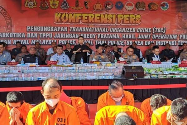 Bareskrim Polri sukses membongkar narkotika jaringan internasional, Fredy Pratama. Barang bukti sebanyak 10,2 ton sabu