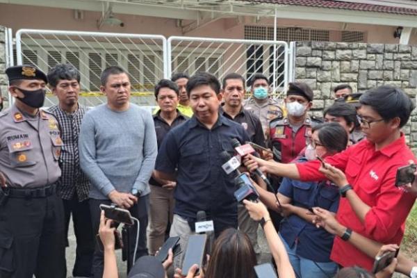 Polisi bongkar satu ruangan yang masih terkunci di lokasi penemuan dua mayat di Cinere, Depok.