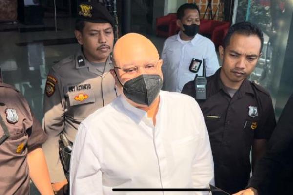 Dia mengatakan bahwa kasus korupsi yang menjerat Eko Darmanto sudah lama, sehingga tidak mengingatnya secara detail.