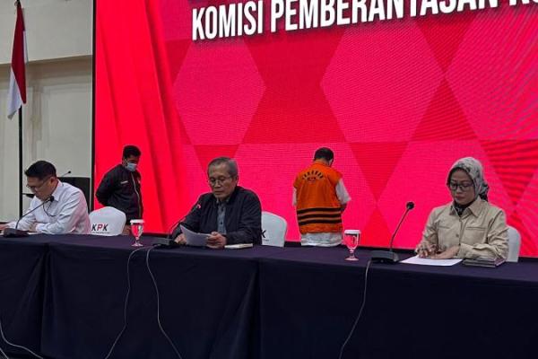 Pernyataan Alex sekaligus meluruskan kabar bahwa pimpinan KPK bertemu dengan tahanan.