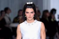 Supermodel Sibuk, Kendall Jenner Laris Tampil di Runway Versace dan Gucci