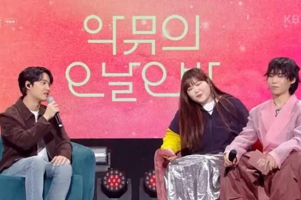 Vokalnya bikin melongo D.O EXO dan Suhyun AKMU dalam acara
 The Seasons: Long Day, Long Night with AKMU yang ditayangkan KBS