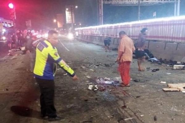 Korban kecelakaan truk di Tol Bawen Kabupaten Semarang, Jawa Tengah empat orang meninggal dan 18 lainnya luka-luka.