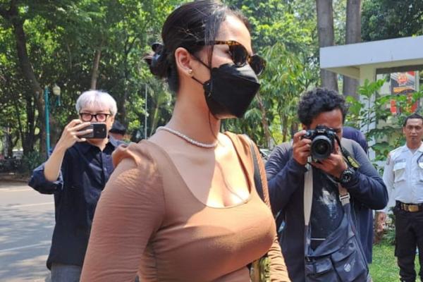 Pemeran film porno Siskaeee tiba di Polda Metro Jaya untuk jalani pemeriksaan sebagai saksi.