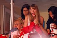 Nonton Bareng Ibu Travis Kelce, Taylor Swift Bersorak saat Bintang NFL Cetak Touchdown