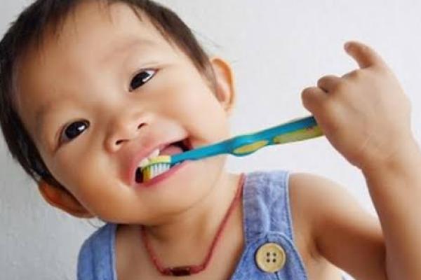 Menjaga kesehatan gigi anak penting dimulai sejak bayi. Untuk memulainya, ada beberapa langkah ampuh merawat gigi bayi yang bisa Anda lakukan