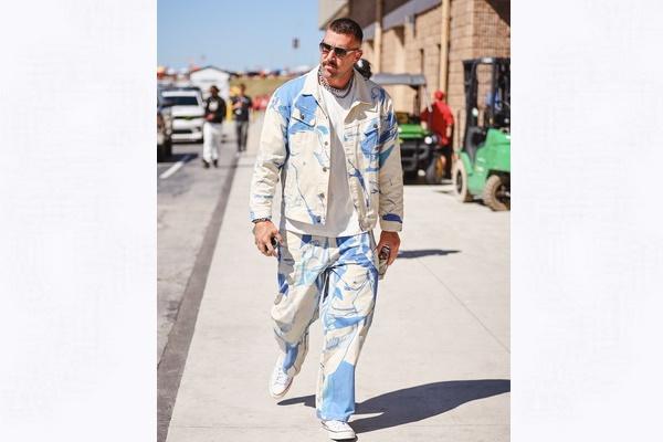 Gaya Travis Kelce Pakai Outfit Bernuansa Album Taylor Swift `1989`