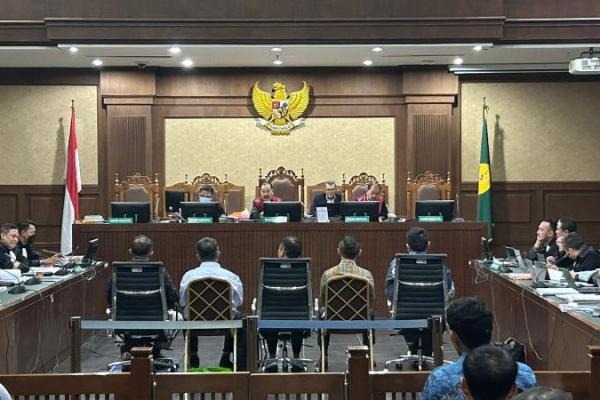 Irwan menjelaskan soal pemberian uang Rp70 miliar kepada seseorang bernama Nistra Yohan yang diduga merupakan staf ahli di Komisi I DPR.