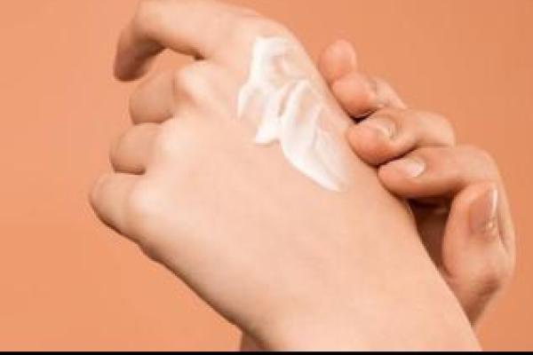 Handcream adalah satu satu metode untuk melembabkan kulit tangan Anda dan agar tidak terlihat keriput