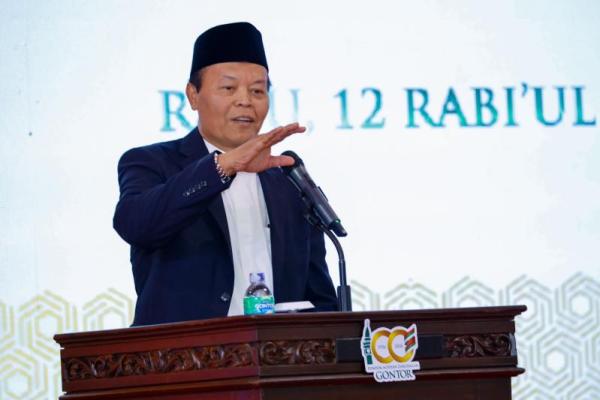 Putusan ini jelas tidak konsisten dengan putusan-putusan MK sebelumnya yang menyatakan berkaitan dengan syarat usia pejabat publik bahwa itu bukan kewenangan MK, melainkan open legal policy (kebijakan hukum terbuka) dari pembentuk undang-undang yaitu DPR dan Pemerintah. Ini jelas sangat disesalkan dan disayangkan.