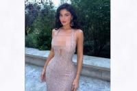 Kylie Jenner Berkilauan di Paris Fashion Week dengan Gaun Perak Schiaparelli